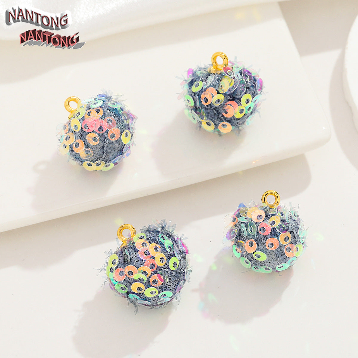 S42キラキラポンポンペンダント