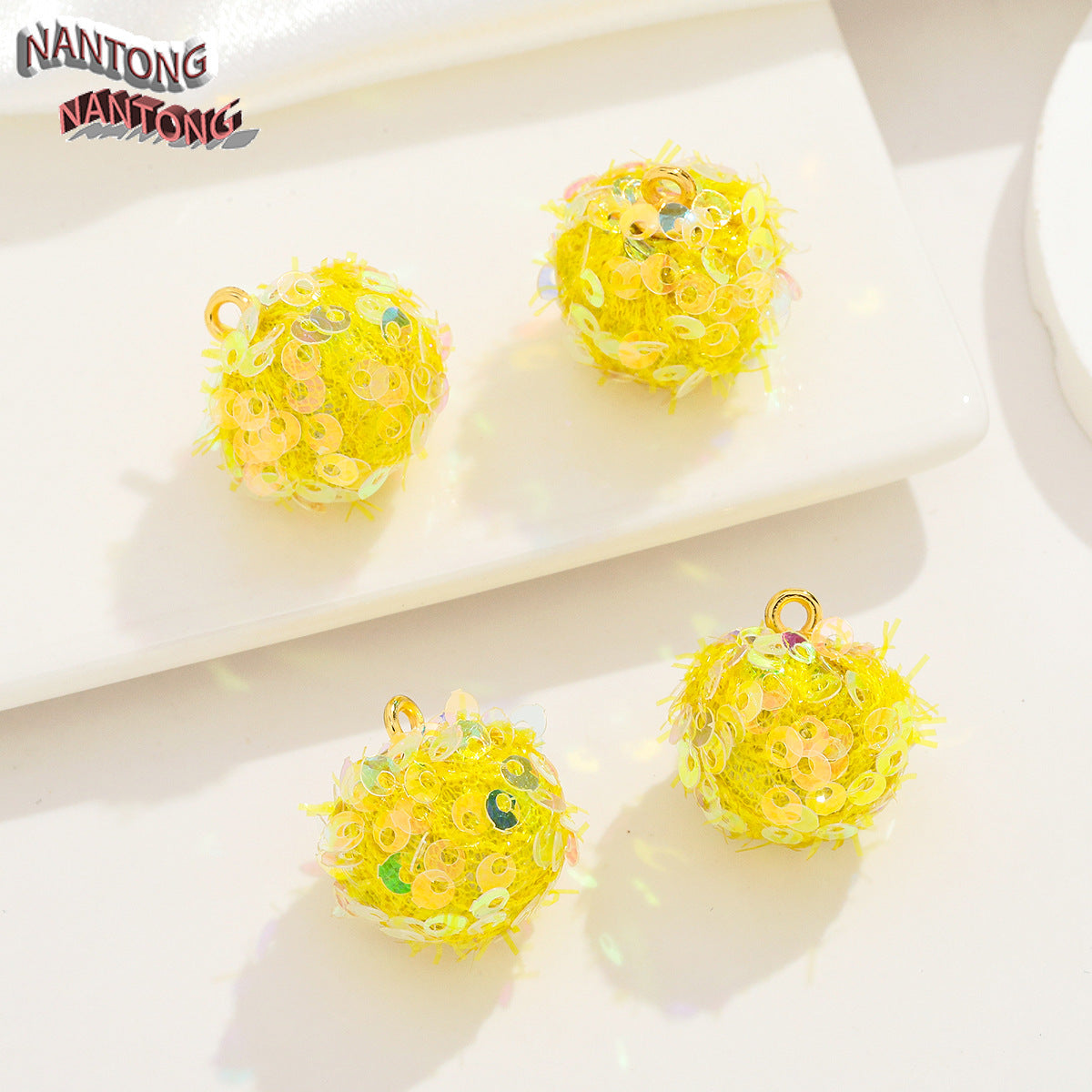 S42キラキラポンポンペンダント