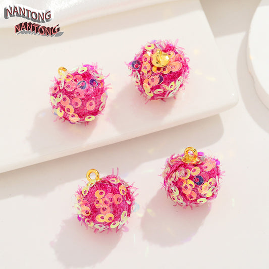 S42キラキラポンポンペンダント