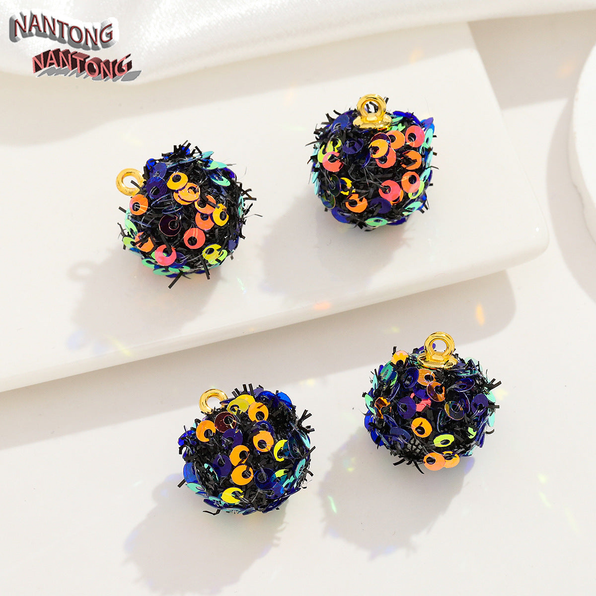 S42キラキラポンポンペンダント