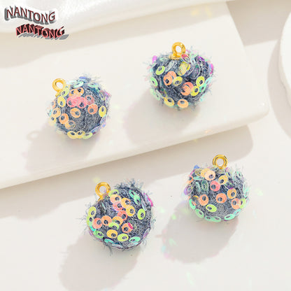 S42キラキラポンポンペンダント