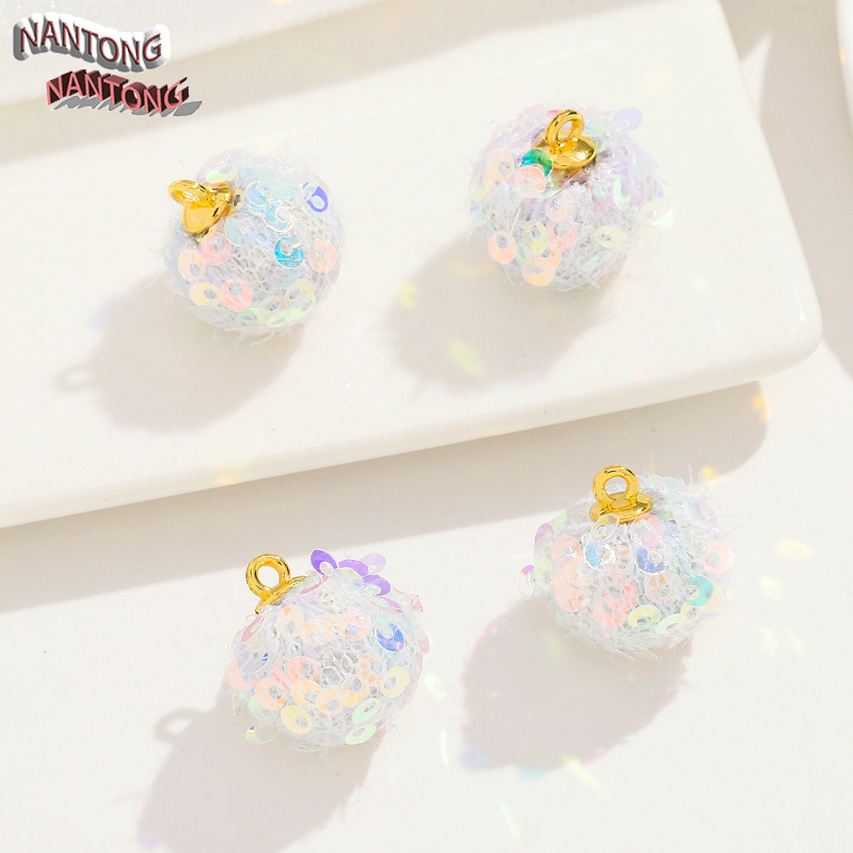 S42キラキラポンポンペンダント