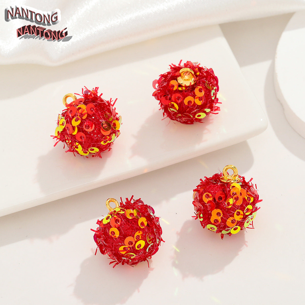 S42キラキラポンポンペンダント