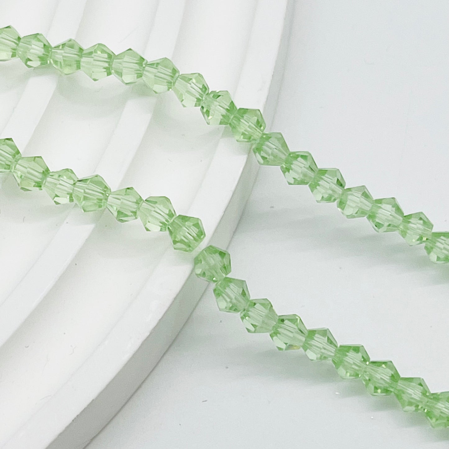 M07 キラキラ スピネル ひし形ビーズ4mm